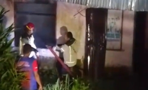 Damkar Mamuju Gerak Cepat Padamkan Rumah Terbakar di Sese