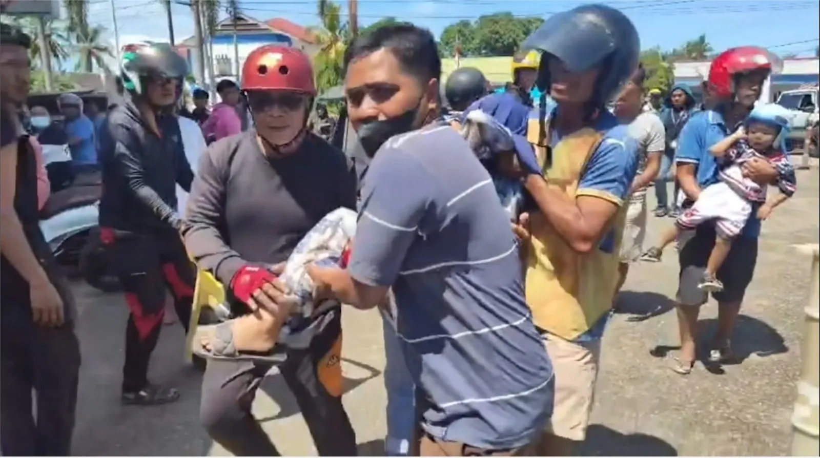 Seorang Ibu Pingsan Saat Antre BBM di SPBU Polewali