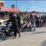 Aksi Dorong Motor Protes Kelangkaan BBM di Majene