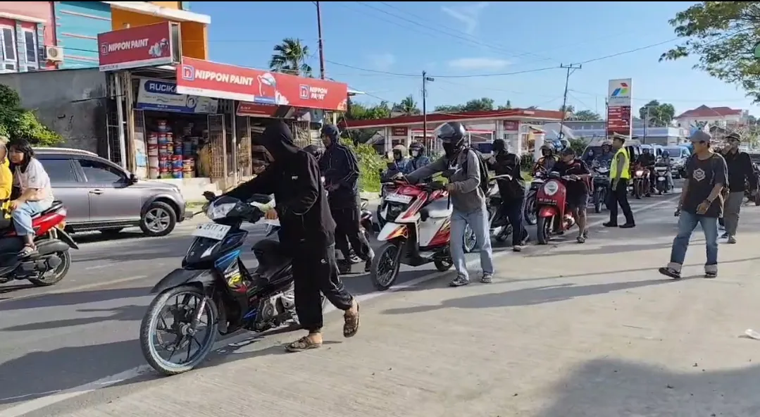 Aksi Dorong Motor Protes Kelangkaan BBM di Majene