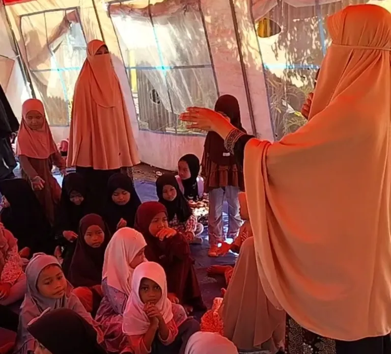 Pasca Kebakaran Murid TK Ponpes Hidayatullah Belajar Dalam Tenda