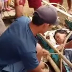 Warga Mamuju Ditandu Ke Puskesmas Seko Barat
