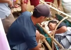 Warga Mamuju Ditandu Ke Puskesmas Seko Barat