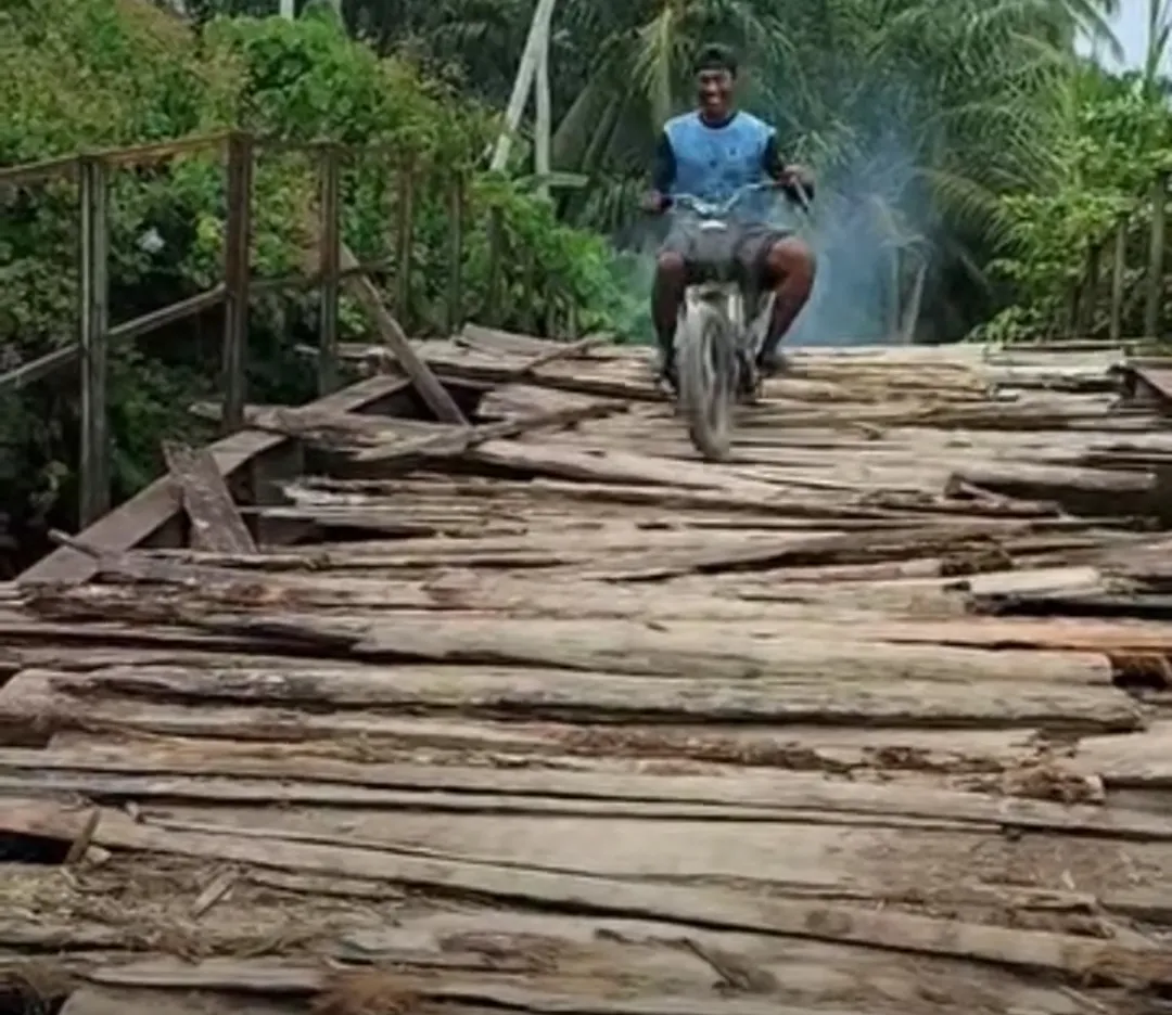 Jembatan Boya Memprihatinkan, Lantai Lepas Tapi Masih Dilalui Warga