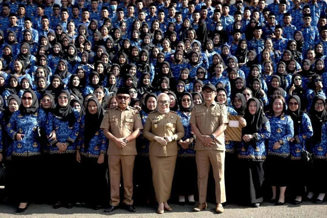 Bupati Mamuju foto bersama dengan ASN