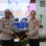 Cenderamata Miniatur “Perahu Mamuju” dari Kapolresta Mamuju Untuk Kapolda Sulbar