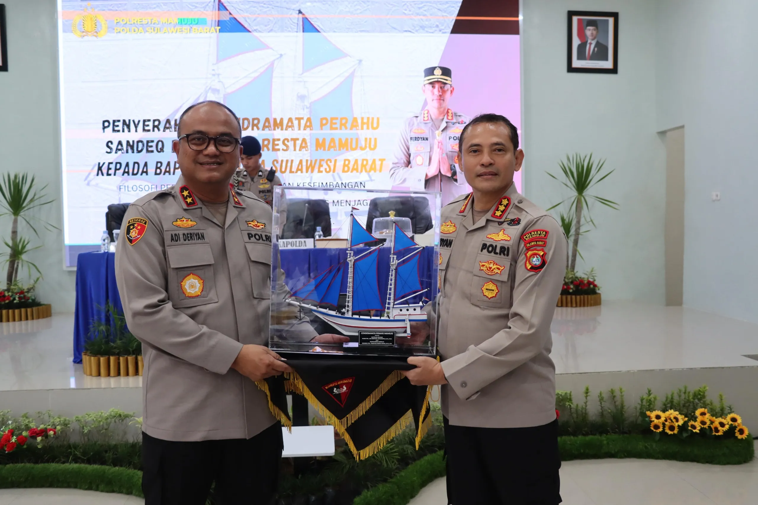 Cenderamata Miniatur “Perahu Mamuju” dari Kapolresta Mamuju Untuk Kapolda Sulbar