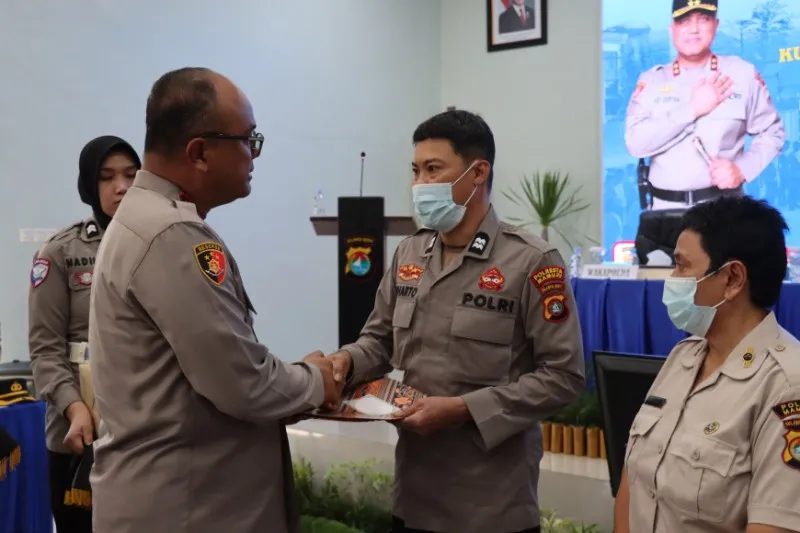 Kapolda Sulbar Beri Tali Asih untuk Anggota Sakit Menahun di Polresta Mamuju