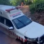 Ambulans Pembawa Pasien Harus Berganti di Tengah Longsor