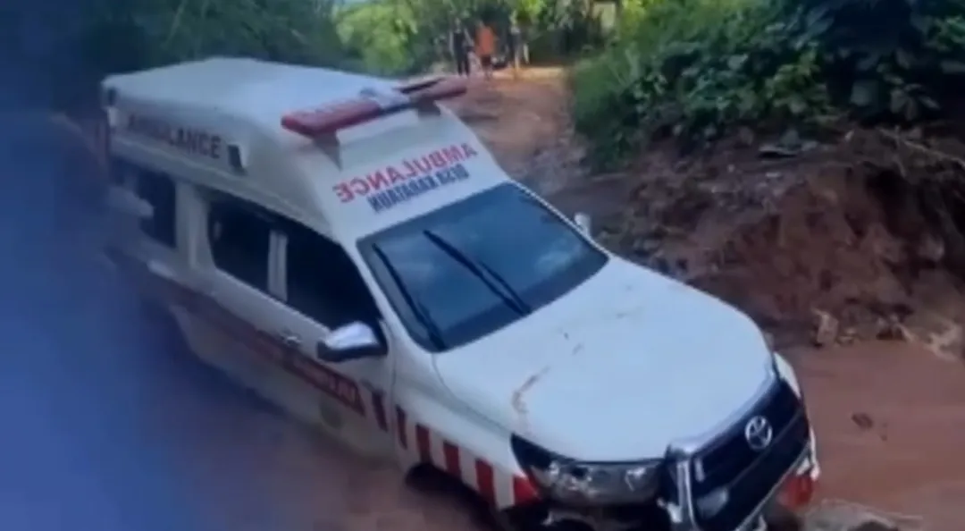 Ambulans Pembawa Pasien Harus Berganti di Tengah Longsor