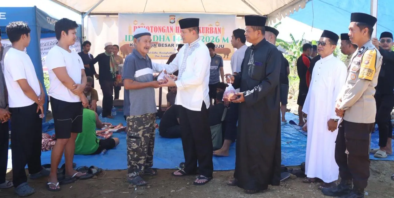 Rayakan Idul Adha, Polresta Mamuju Salurkan Paket Daging Kurban untuk Warga