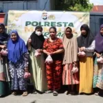 Polresta Mamuju Door to Door Berbagi Salurkan Daging Kurban Kepada Warga, Emak-emak Senang