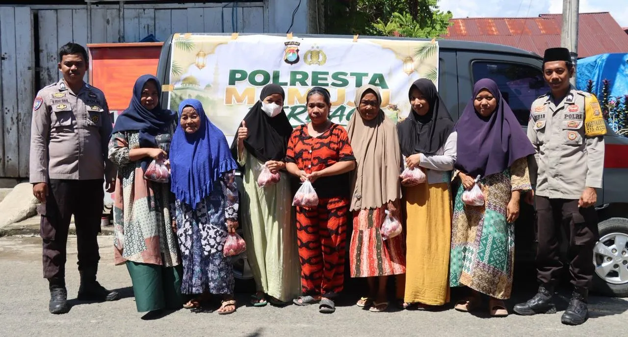 Polresta Mamuju Door to Door Berbagi Salurkan Daging Kurban Kepada Warga, Emak-emak Senang