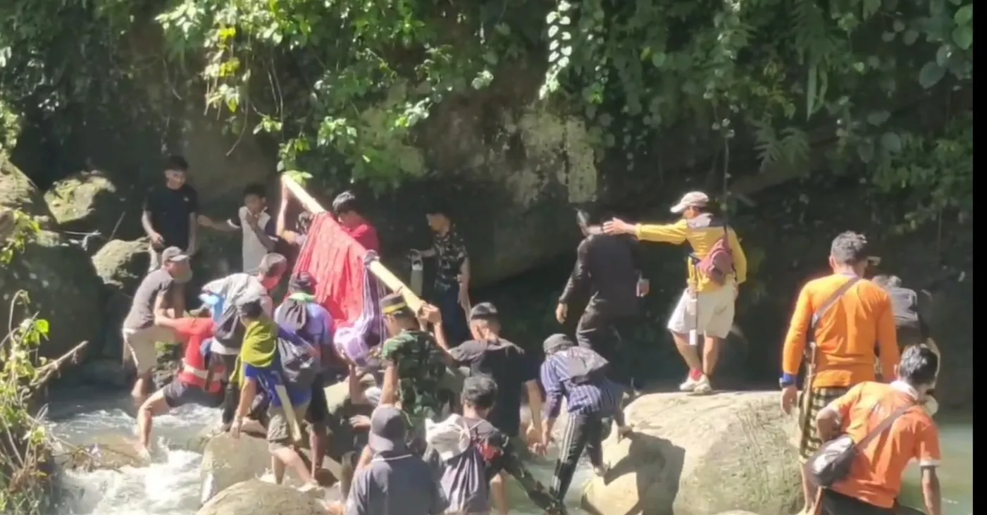 Ibu Hamil Dari Desa Ratte Ditandu 9 KM