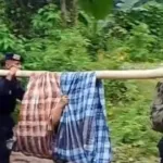 Brimob Tandu Warga Sakit Dari Lokasi Bencana Banjir dan Longsor di Polman