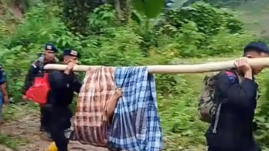 Brimob Tandu Warga Sakit Dari Lokasi Bencana Banjir dan Longsor di Polman