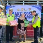Satlantas Polresta Mamuju Salurkan Sembako Kepada Warga Kurang Mampu