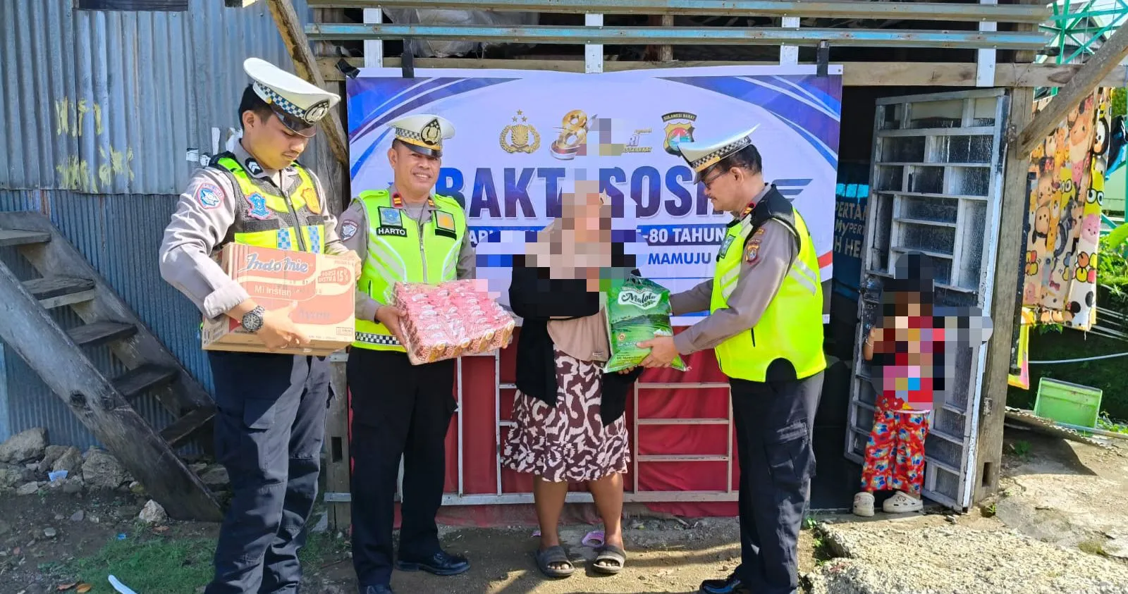 Satlantas Polresta Mamuju Salurkan Sembako Kepada Warga Kurang Mampu