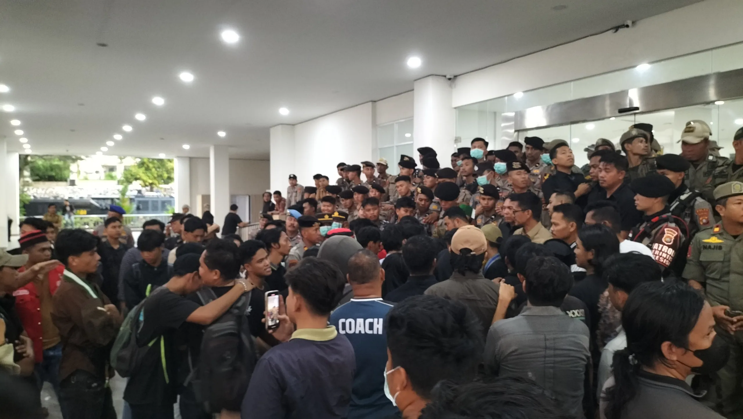 Demo Mahasiswa Cipayung Plus Sulbar di DPRD Sempat Ricuh, Coret Tiang Bangunan dengan Tulisan “DPR Mati”