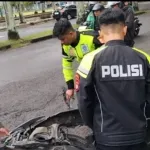 Ambulance Tabrak Pengendara Motor di Lampu Merah Akhmad Kirang.