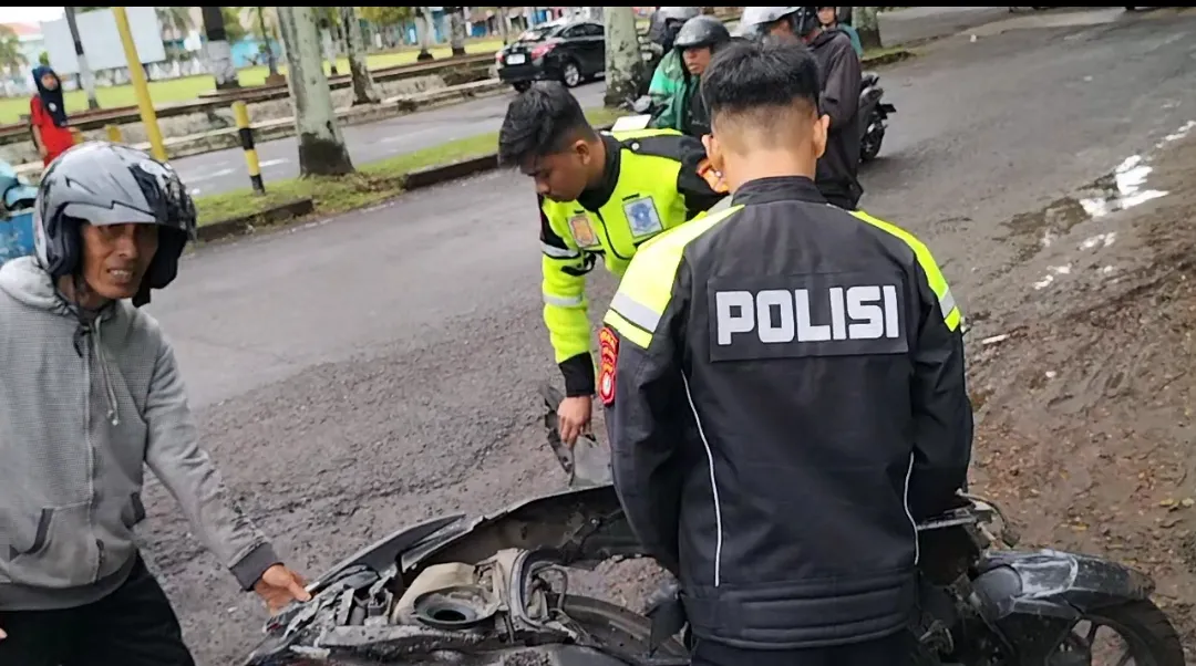 Ambulance Tabrak Pengendara Motor di Lampu Merah Akhmad Kirang.