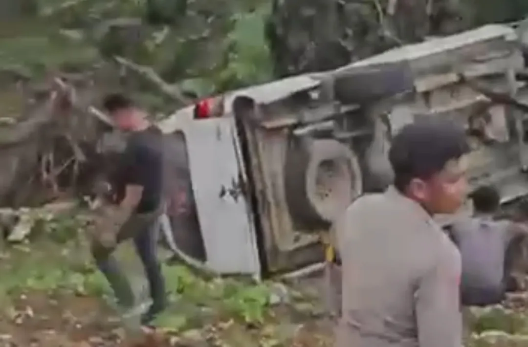 Mobil Ambulans Masuk Jurang Akibat Tie Rod Patah