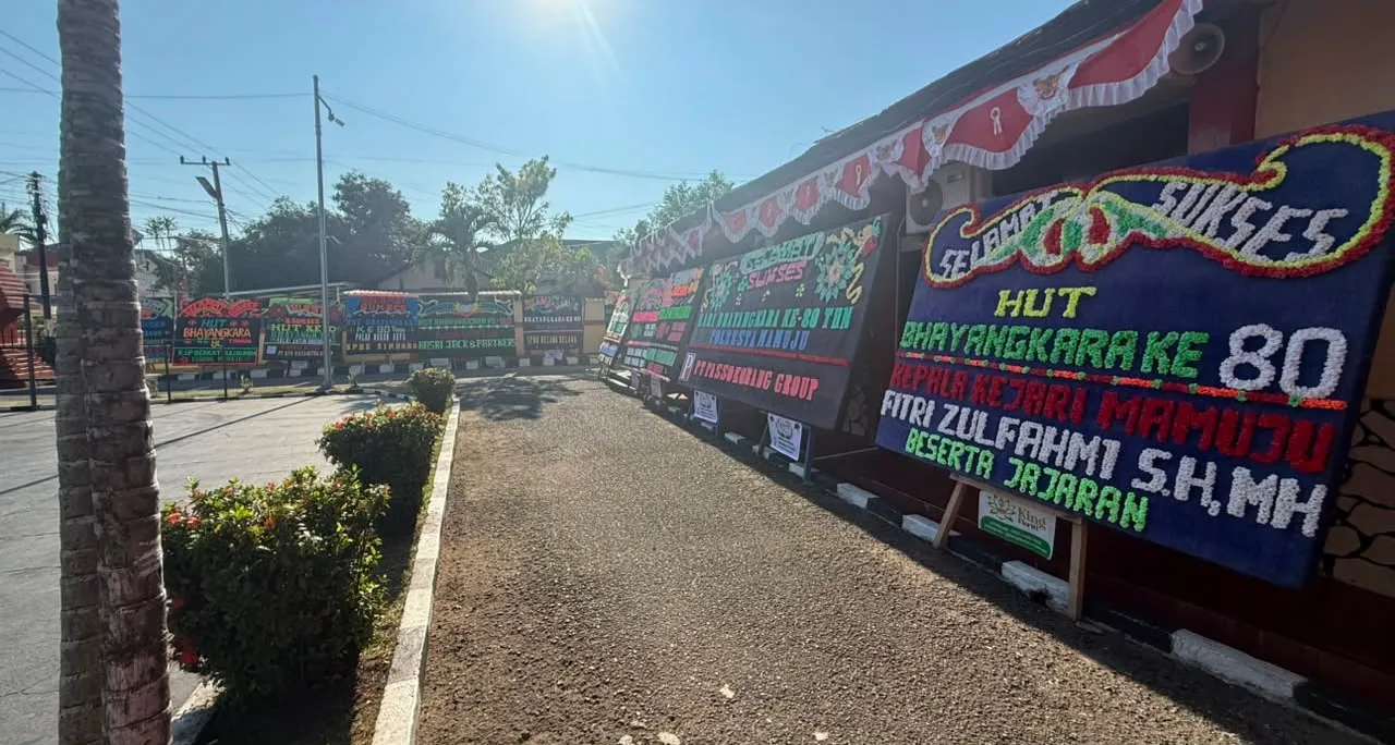 Karangan Bunga Membanjiri Polresta Mamuju, Isyarat Kepercayaan Penuh untuk Polri