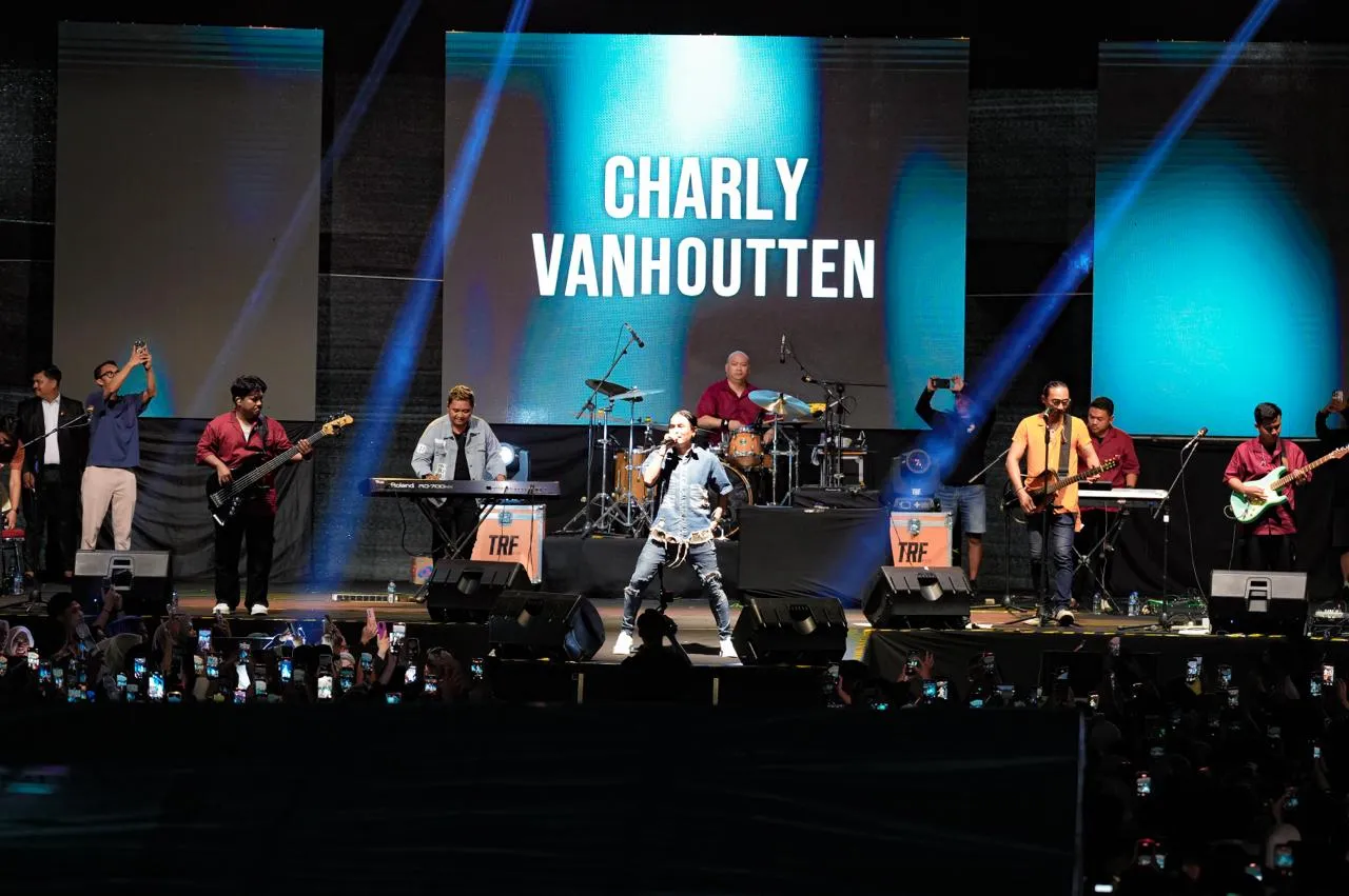 Rekor! 9 Ribu Penonton Padati Konser Charly Van Houten Di Stadion Manakarra
