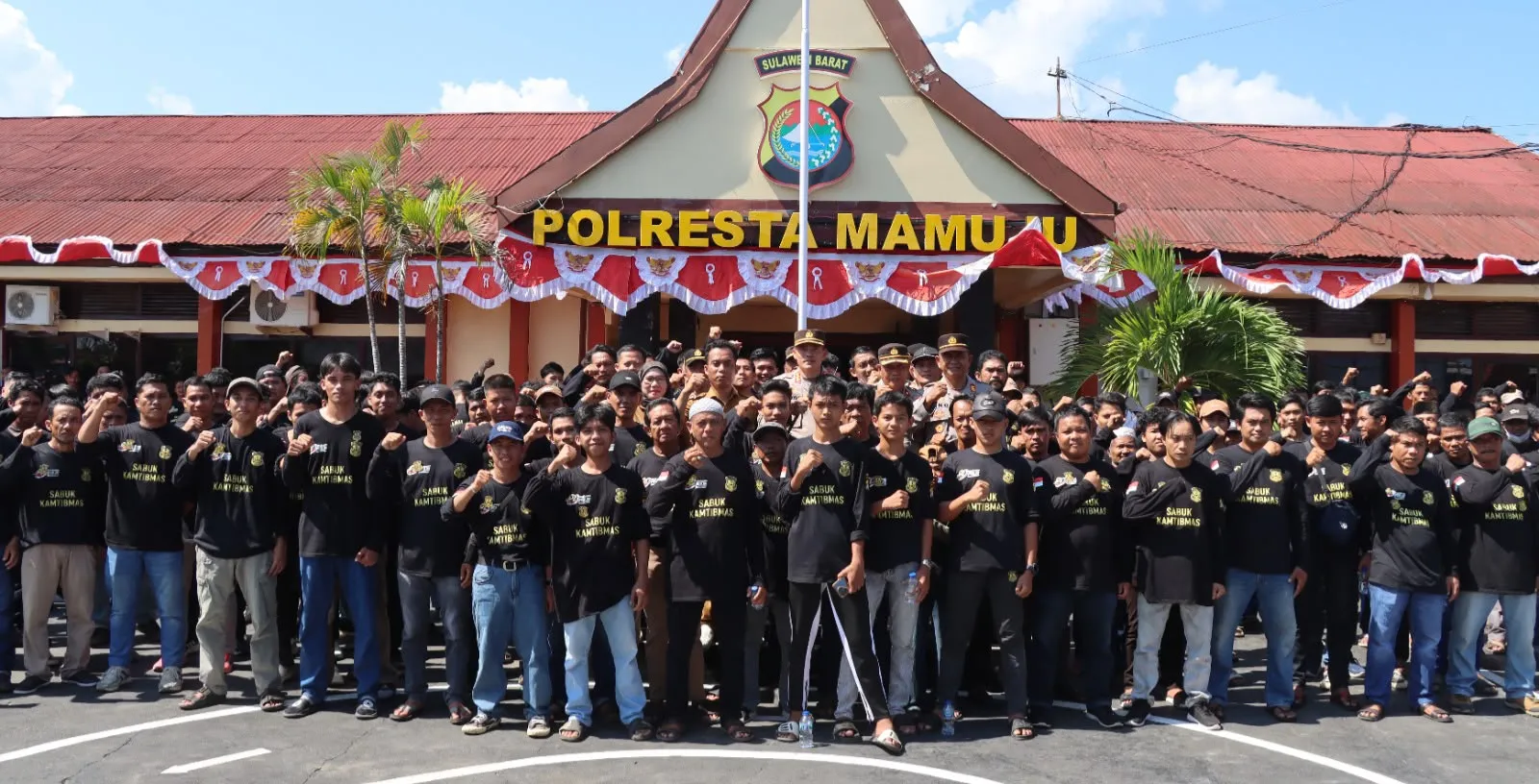 Bangun Kolaborasi Jaga Kamtibmas, Kapolresta Mamuju Sematkan Pin Sabuk Kamtibmas kepada 261 Warga