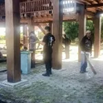 Jaga Warisan Budaya, Polresta Mamuju Bersihkan Rumah Adat Mamuju