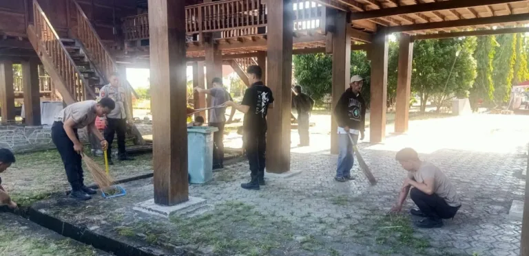 Jaga Warisan Budaya, Polresta Mamuju Bersihkan Rumah Adat Mamuju