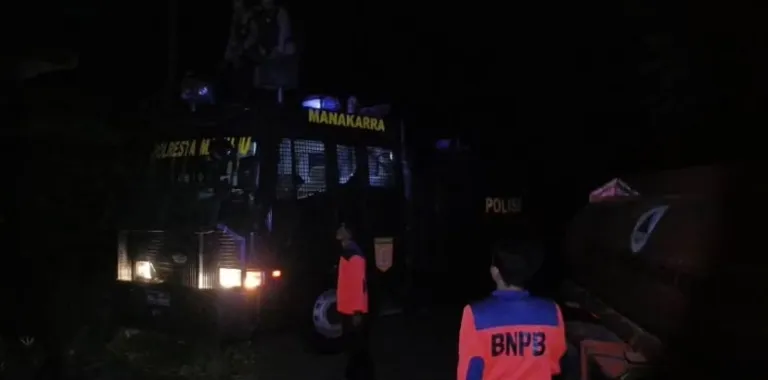 Polresta Mamuju Lawan Api Dengan Water Canon, Pemukiman Warga Selamat