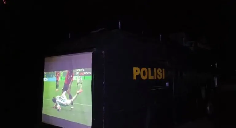 Siaga Kebakaran Hutan, Polresta Mamuju Adakan Nonton Bareng Piala Dunia Bersama Warga