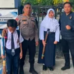 Polisi Ayah Yang Hebat, Antar Anak Ke Sekolah Sebelum Berdinas