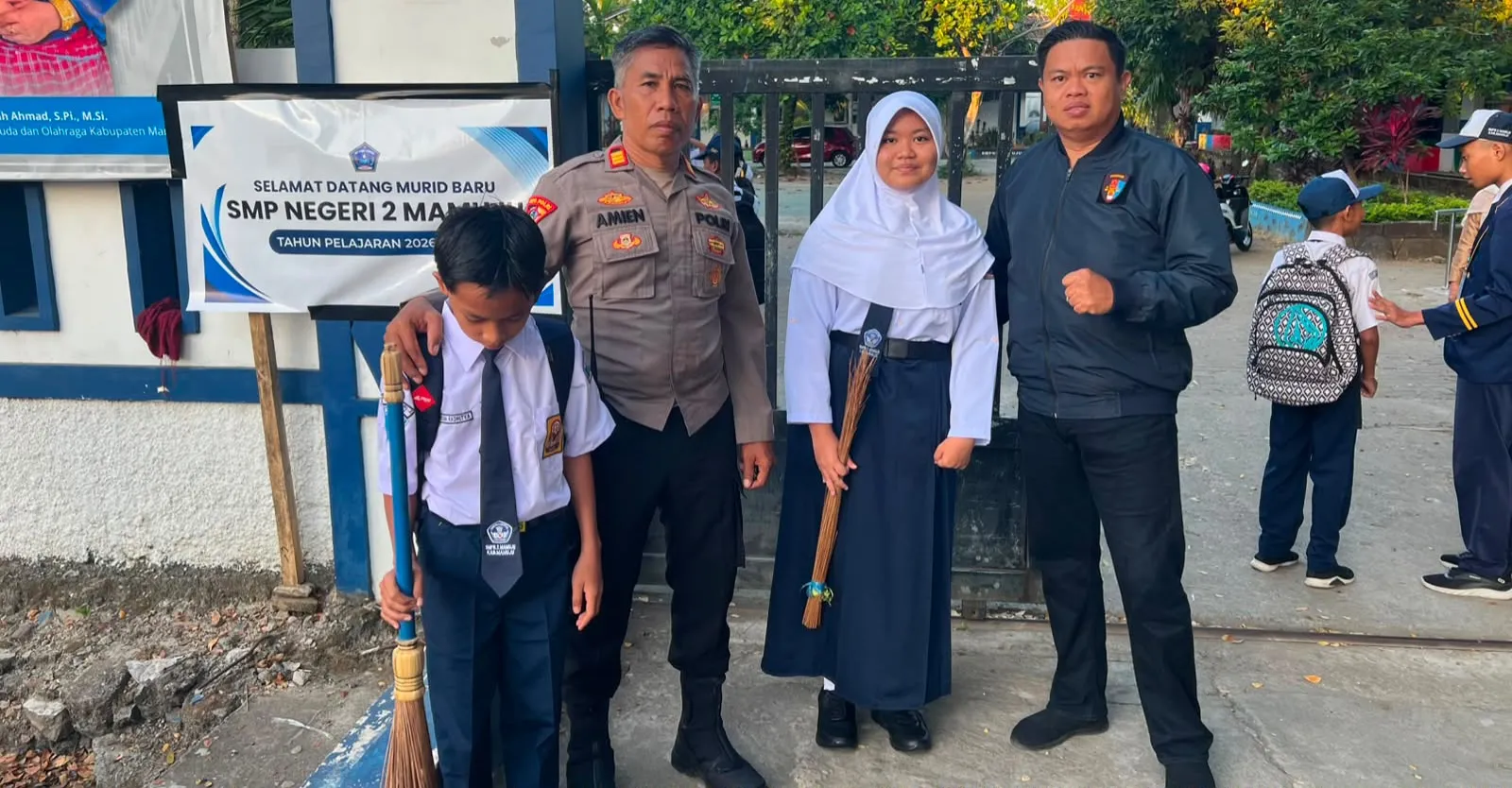 Polisi Ayah Yang Hebat, Antar Anak Ke Sekolah Sebelum Berdinas