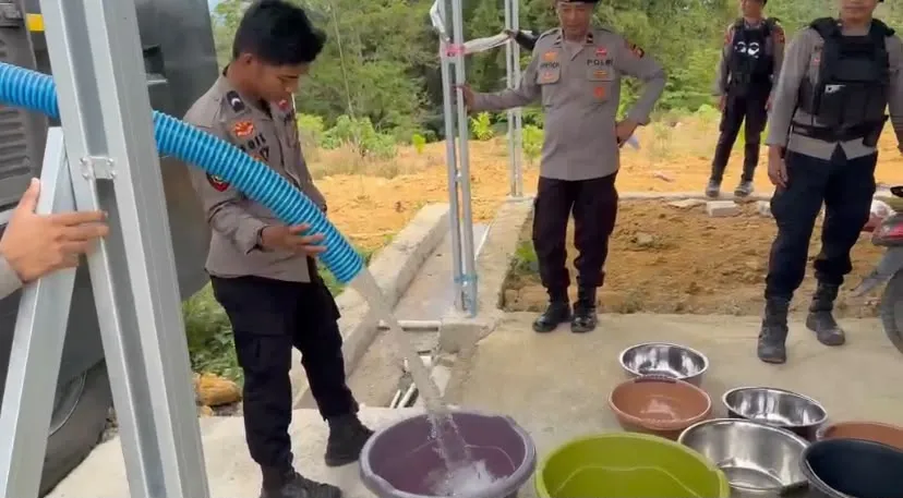 Samapta Polresta Mamuju Bantu Warga Kekurangan Air Bersih