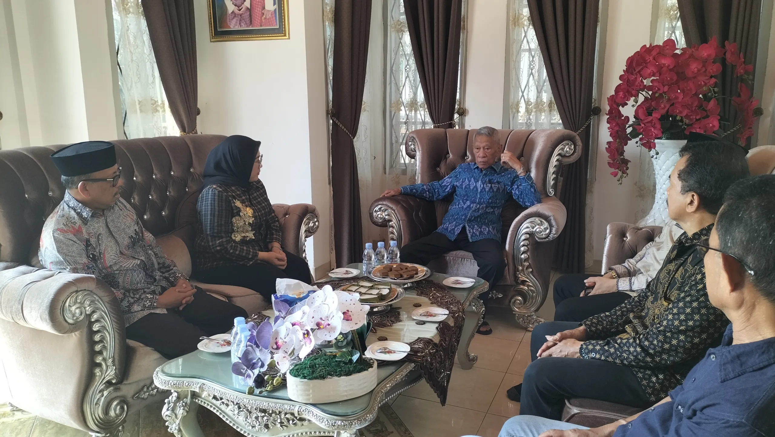 Bupati Sutinah Silaturahmi ke Mantan Bupati Mamuju, Bagikan Undangan HUT ke-486