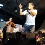 Charli Van Houten Hibur Ribuan Warga Mamuju di HUT Polri ke-80, Kapolda dan Jajaran Ikut Bergoyang