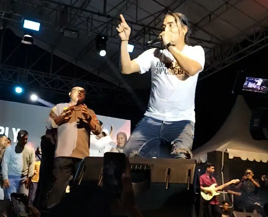Charli Van Houten Hibur Ribuan Warga Mamuju di HUT Polri ke-80, Kapolda dan Jajaran Ikut Bergoyang