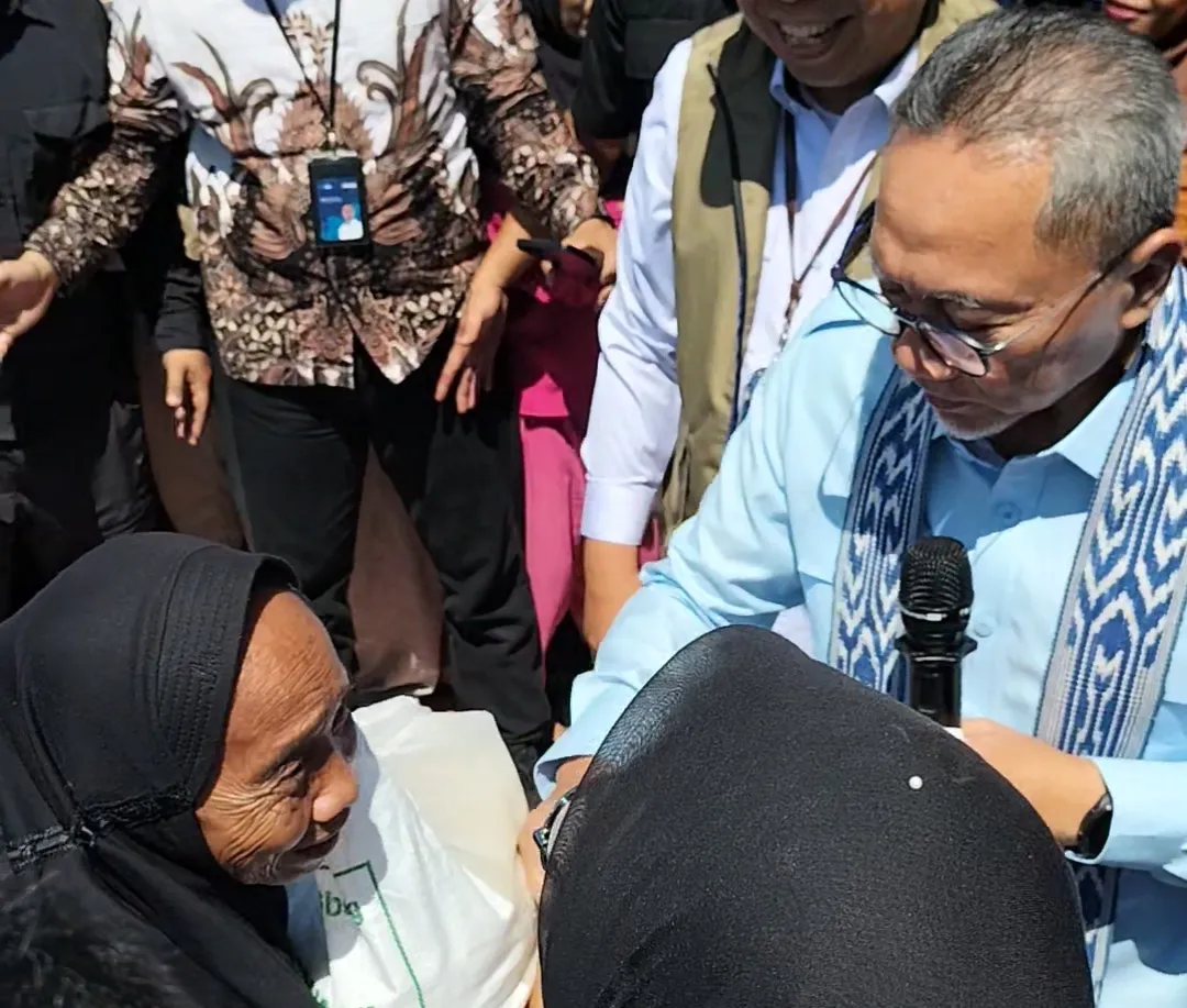 Menko Pangan Zulkifli Hasan Tiba di Mamuju, Serahkan Bantuan Beras 10 Kg untuk Ratusan Warga