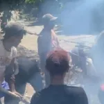 Warga Pamulukang Gotong Royong Perbaiki Jalan Rusak Secara Swadaya