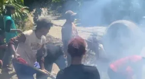 Warga Pamulukang Gotong Royong Perbaiki Jalan Rusak Secara Swadaya