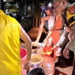 Sore Hingga Malam Sabuk Kamtibmas Salurkan Air Bersih Kepada Warga