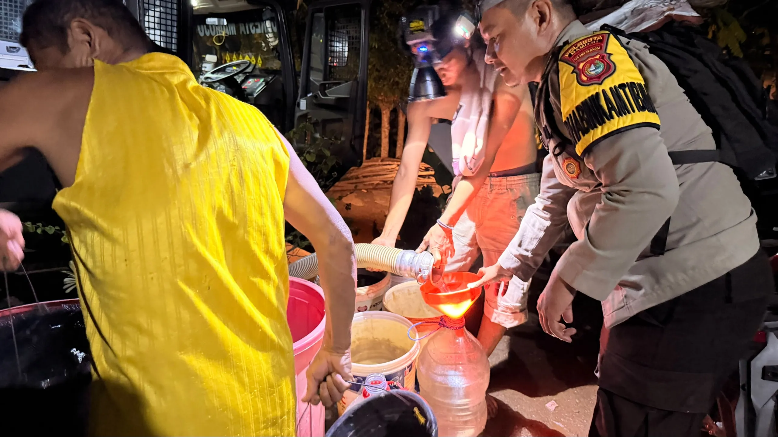 Sore Hingga Malam Sabuk Kamtibmas Salurkan Air Bersih Kepada Warga