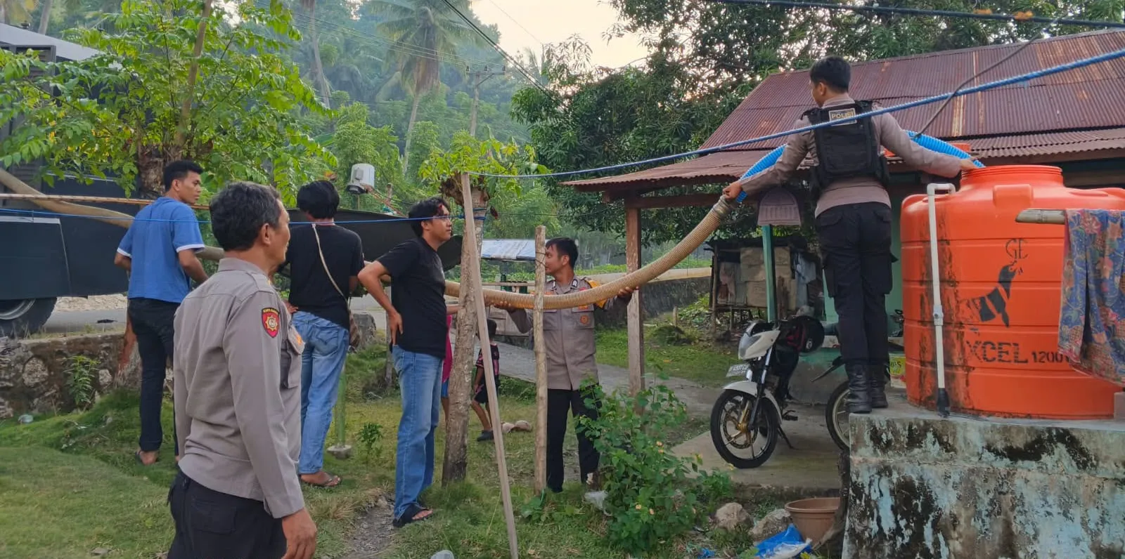 Polresta Mamuju Bantu Warga Yang Terdampak Kekeringan Karena El Nino