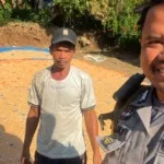 Dekat dengan Petani, Bhabinkamtibmas Sambangi Warga di Tengah Aktivitas Panen Jagung