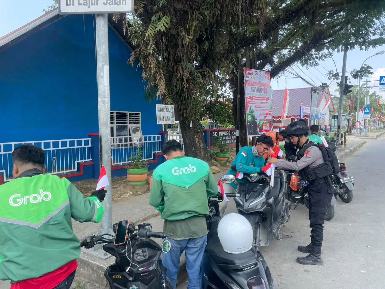 Sambut HUT ke-81 RI, Sat Samapta Polresta Mamuju Bagikan 150 Bendera Merah Putih kepada Masyarakat