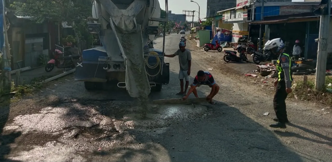 Jalan Trans Nasional Berlubang, Satlantas Polresta Mamuju Bergerak Lakukan Pengecoran