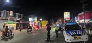 Masyarakat Nikmati Aktivitas di Malam Minggu, Polisi Mamuju Siaga di Persimpangan Jalan