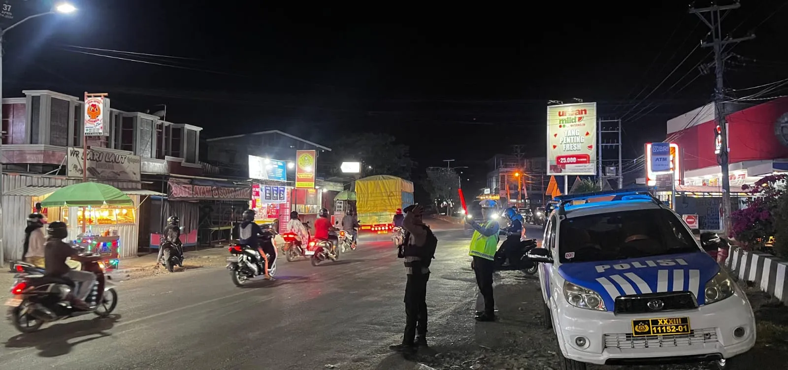 Masyarakat Nikmati Aktivitas di Malam Minggu, Polisi Mamuju Siaga di Persimpangan Jalan